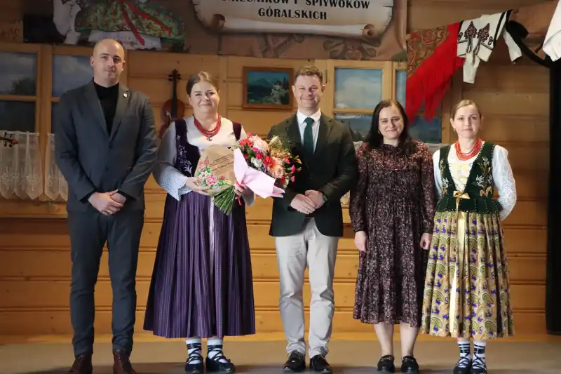 Anna Trebunia-Wyrostek z Kulturalną Nagrodą Burmistrza Czarnego Dunajca