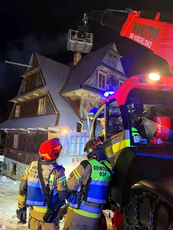 Kościelisko: strażacy gasili pożar sadzy w kominie