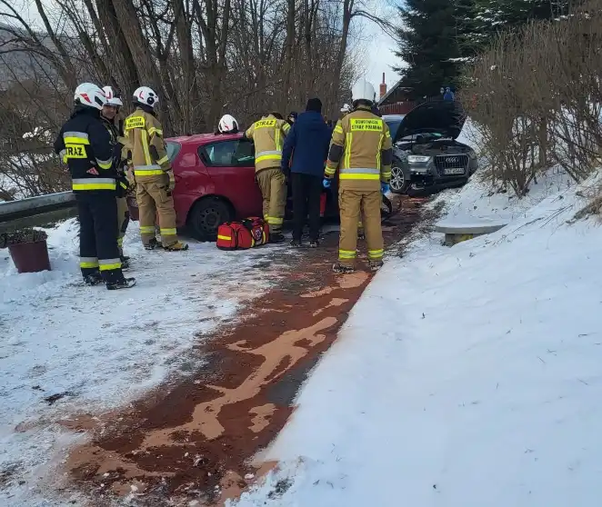 Tylmanowa: Oblodzona jezdnia i kolizja gotowa. Strażacy apelują do kierowców