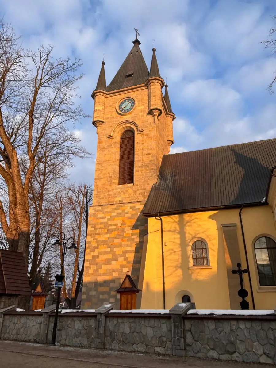 Zabytki Szaflar po renowacji. Kościół i plebania jak nowe