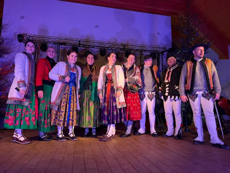 Świąteczna magia w Maniowach: jarmark, kolędy i lewitująca choinka