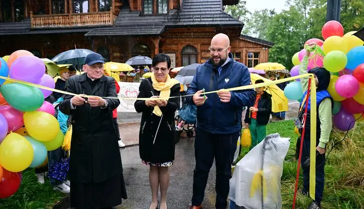 Żółty korowód przeszedł przez Krupówki. Wszystko dla zakopiańskiego hospicjum