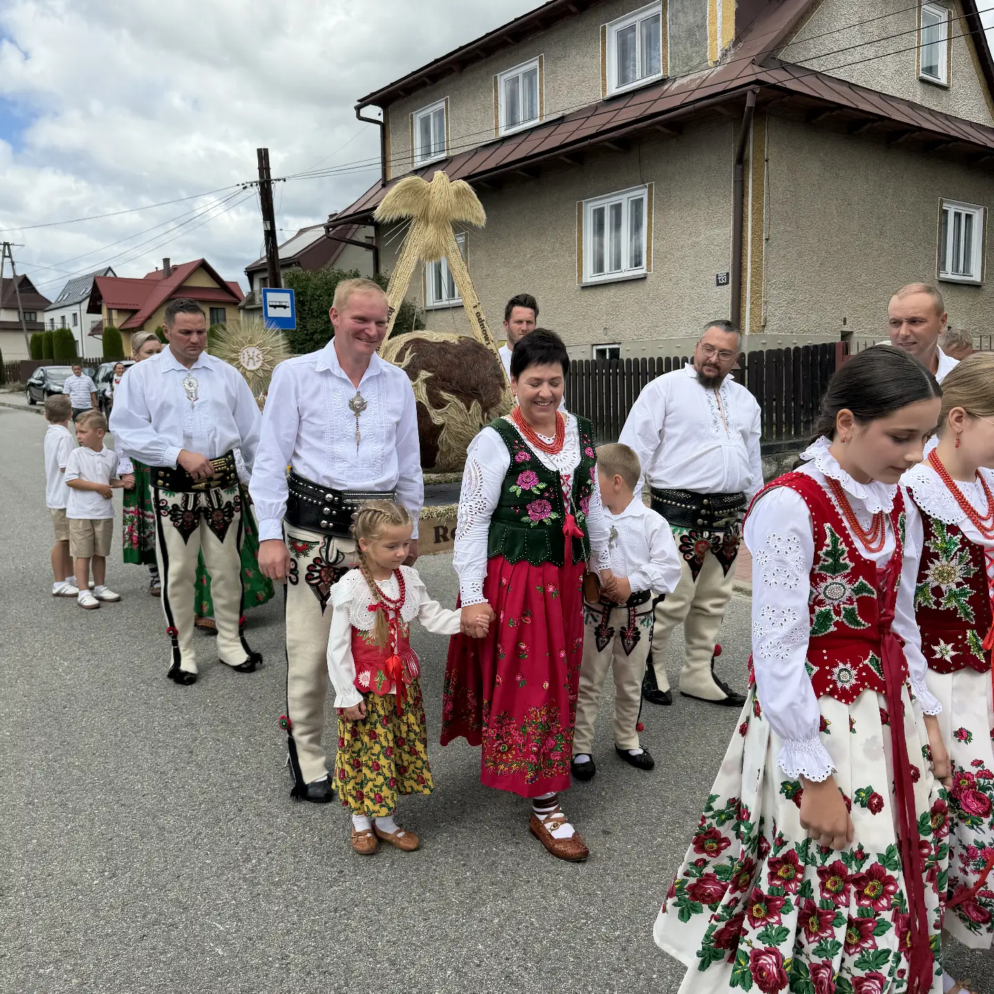 Dorożkami przyjechali z dożynkowym wieńcem. Tak Rogoźnik świętował tegoroczne plony