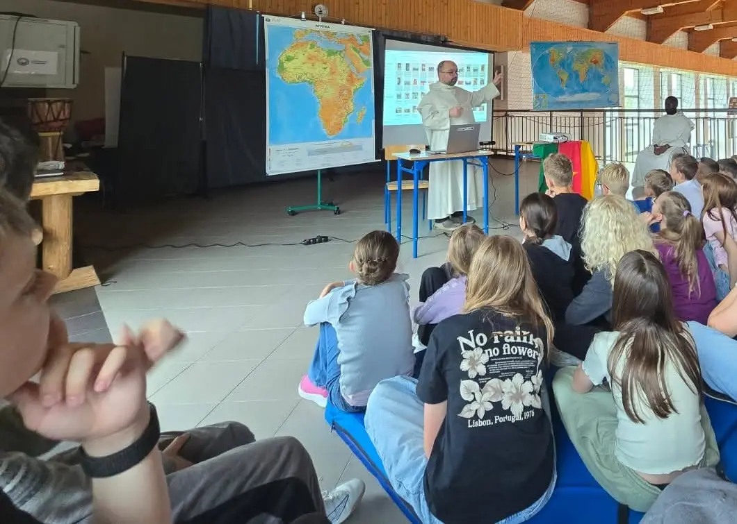 Woda ze studni, jeden posiłek dziennie i szkoła dla tysiąca uczniów. Niezwykła lekcja dla uczniów z Cichego