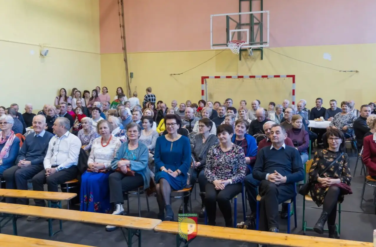 Międzypokoleniowe święto w Rdzawce. Babcie i dziadkowie w szkolnych murach