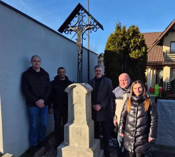 Zabytkowy krzyż w Bańskiej Wyżnej po renowacji