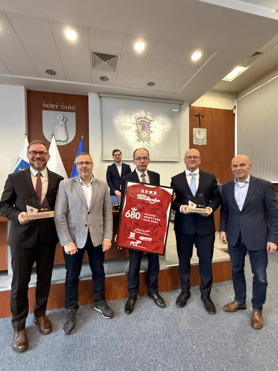 Koszulka i statuetka dla Rady Miasta. Symbol współpracy z klubem