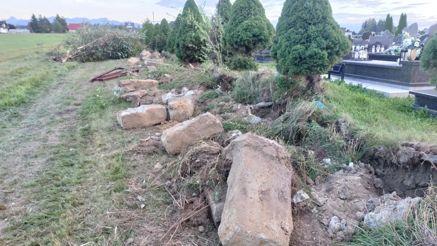 Rogoźnik: Stare ogrodzenie cmentarza znika, będzie nowe. Prawie 300 metrów za ponad 163 tys. zł