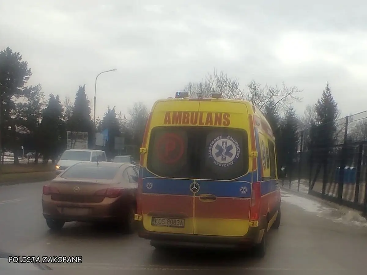 Tatrzańska policja pomogła rannemu seniorowi po wypadku na chodniku