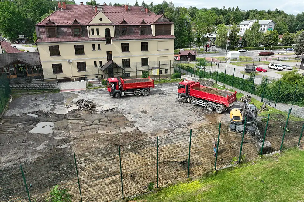 Sport wraca do „Romera” – ruszył remont szkolnego boiska