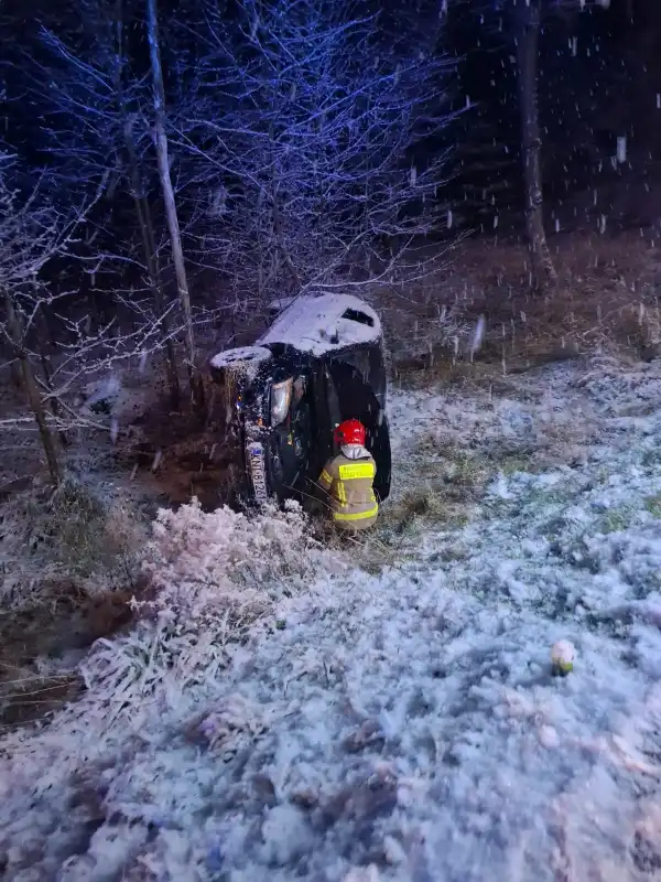 Śliskie drogi i zaspy śnieżne utrudniają jazdę w regionie