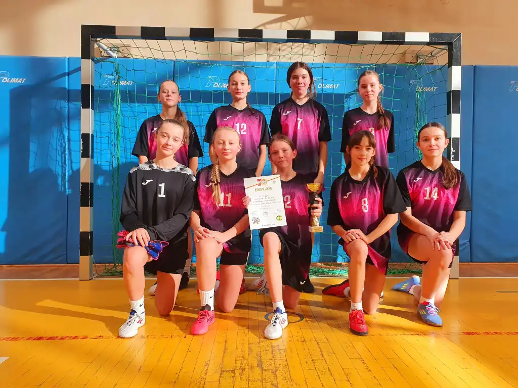 Drużyna ze Szkoły w Maniowach mistrzem półfinału wojewódzkiego w piłce halowej