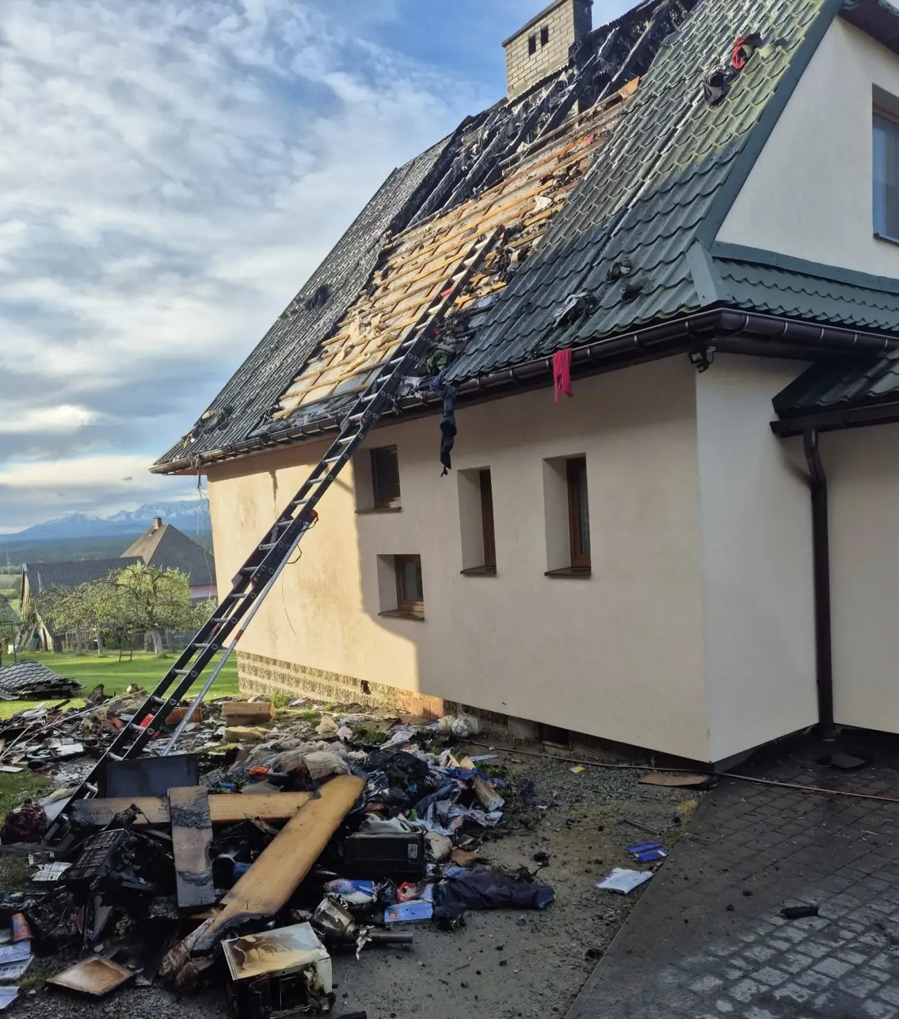 Pożar budynku w Jabłonce. Konieczna była rozbiórka poddasza