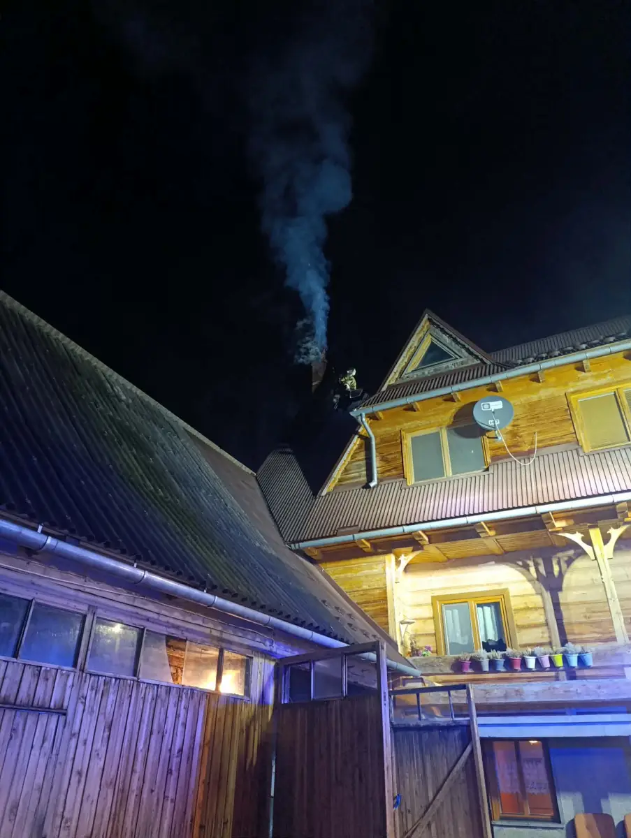 Czerwienne Górne: Strażacy walczyli z pożarem sadzy w kominie