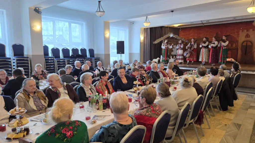 Seniorzy przy wspólnym stole. Opłatek Caritas w Ochotnicy Dolnej