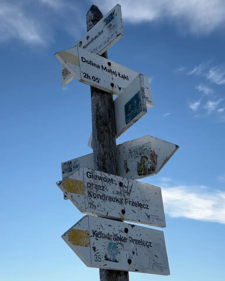 TPN apeluje: szanuj tabliczki na szlakach