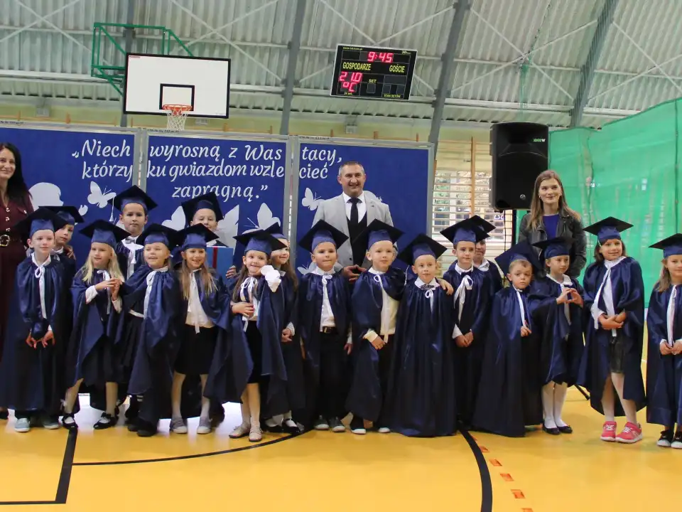 Dzień Edukacji Narodowej w Gronkowie. Wzruszenia i ślubowanie pierwszaków