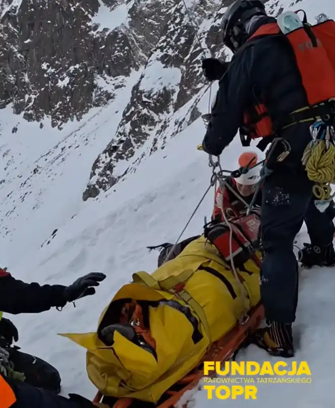 Dramatyczny upadek na Rysach. Turysta walczy o życie