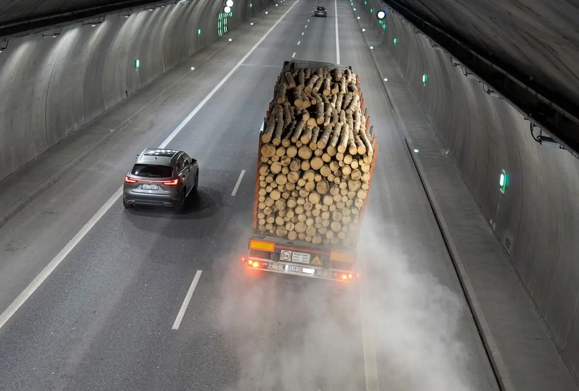 Pękła opona, kierowca jechał dalej. Efekt to ograniczenia i uszkodzenia. Tunel na zakopiance z ograniczeniem