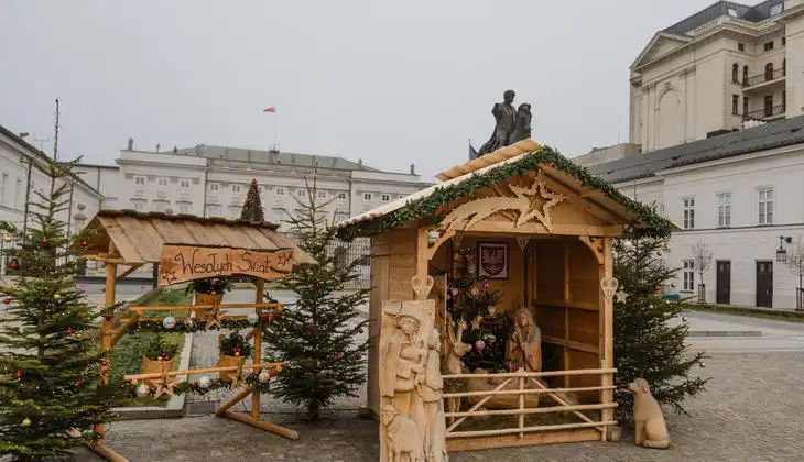 Góralska szopka betlejemska rozświetla święta przed Pałacem Prezydenckim