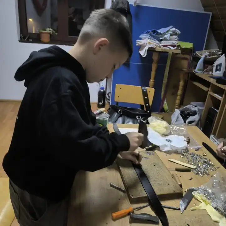 Skóra, narzędzia i tradycja. Warsztaty kaletnicze w Maniowach