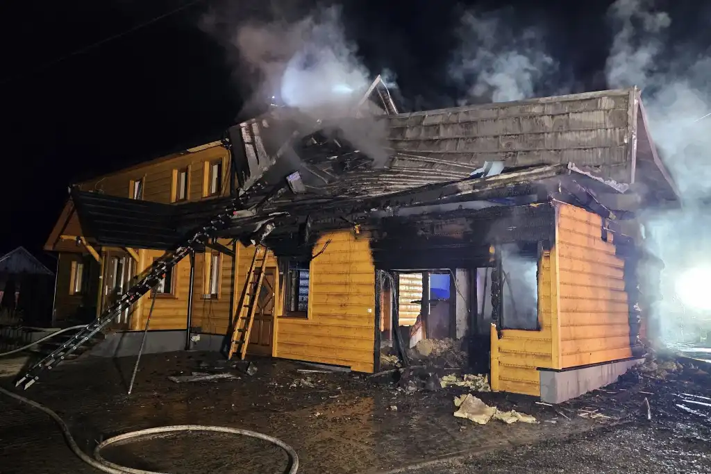 Nocny pożar w Zubrzycy Górnej. Strażacy opanowali ogień