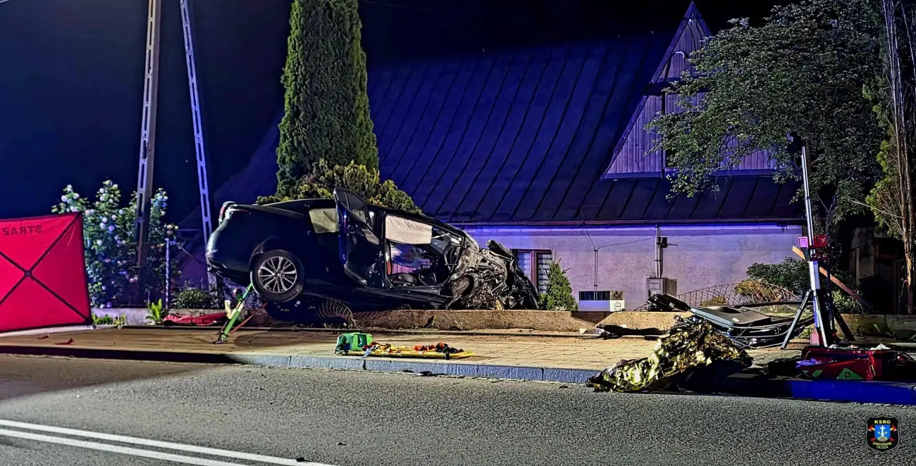 Wypadek w Zakopanem. Samochód rozbił się na ogrodzeniu, dwie osoby trafiły do szpitala