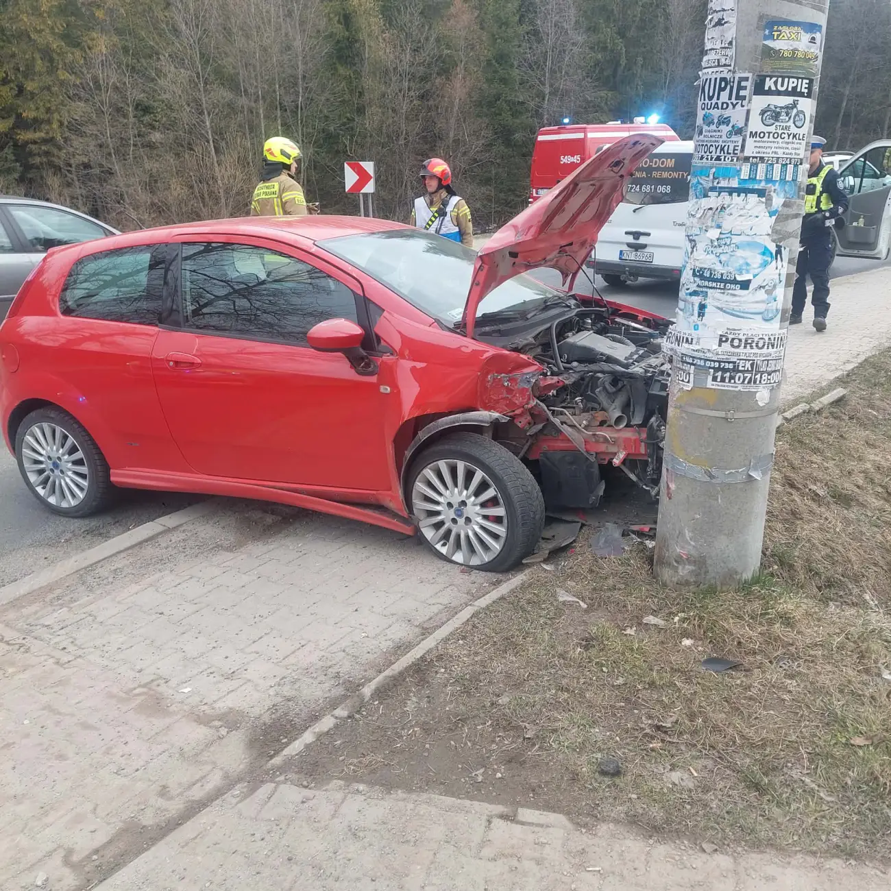 Samochód uderzył w słup w Poroninie. Jedna osoba ranna