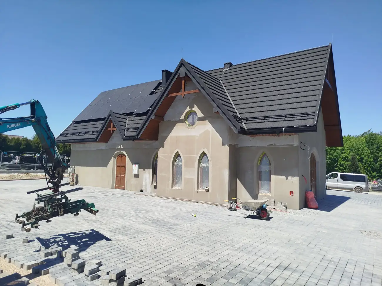 Budowa kaplicy cmentarnej w Rabce-Zdroju na finiszu. Trwają prace przy zagospodarowaniu terenu