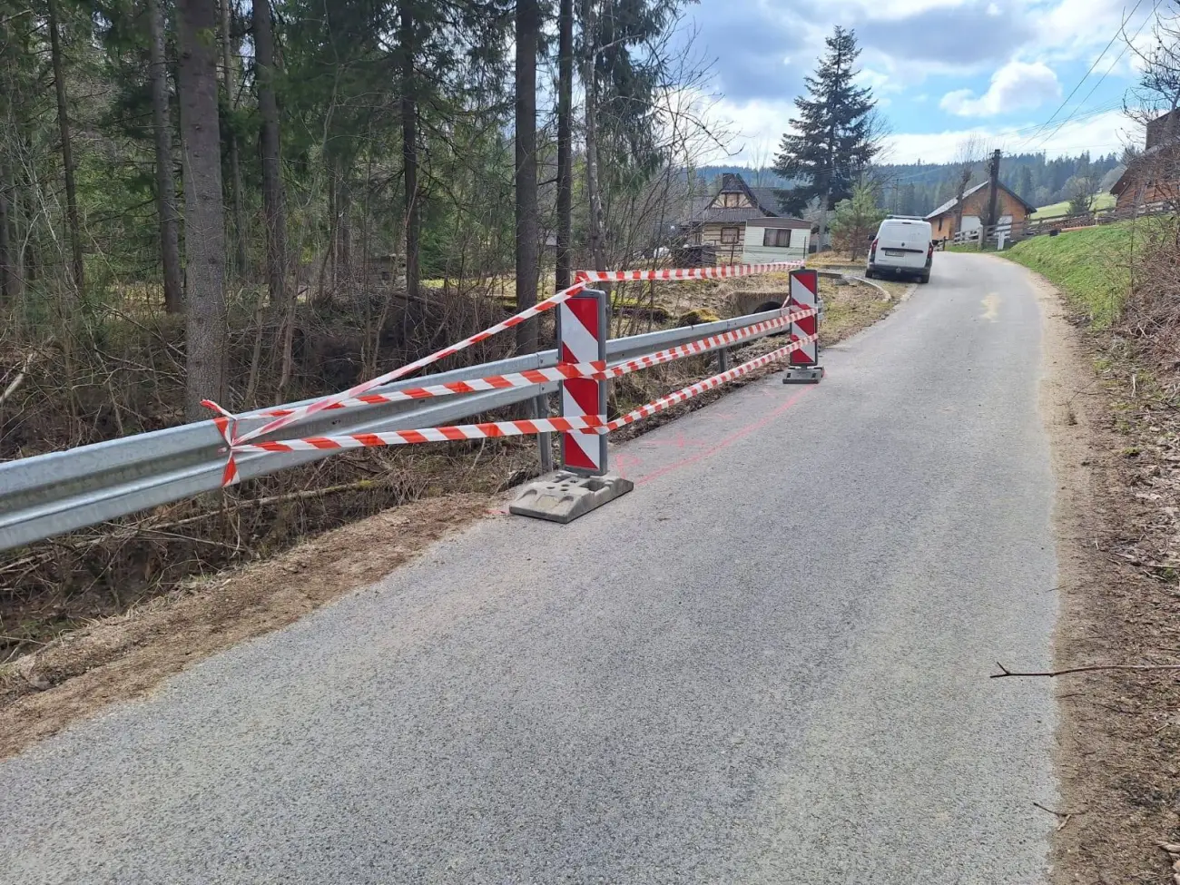 Kierowcy muszą uważać, podmyta jezdnia w Witowie