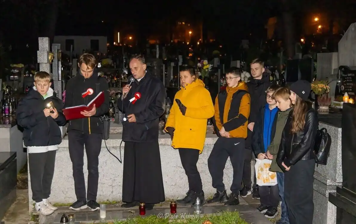 Znicze i wspomnienia. Mieszkańcy Rabki-Zdroju oddali hołd historii