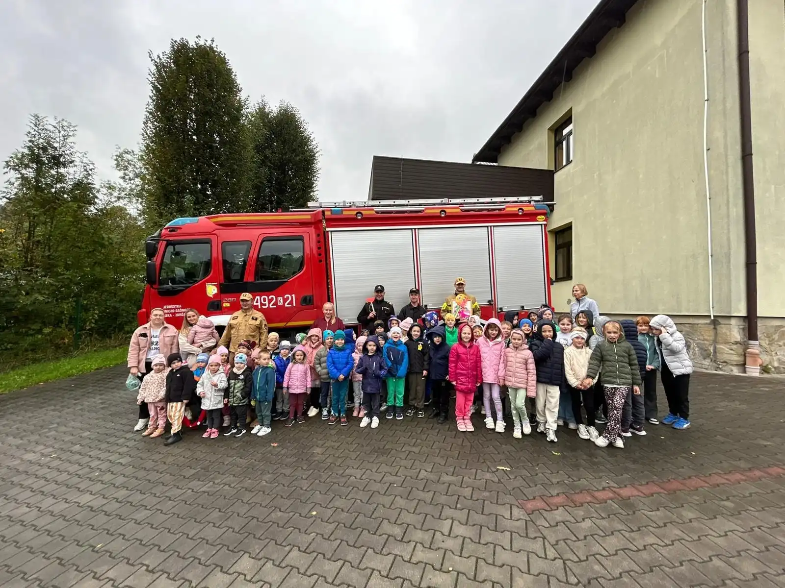 Bezpieczna szkoła: strażacy uczą dzieci zasad ochrony i pierwszej pomocy