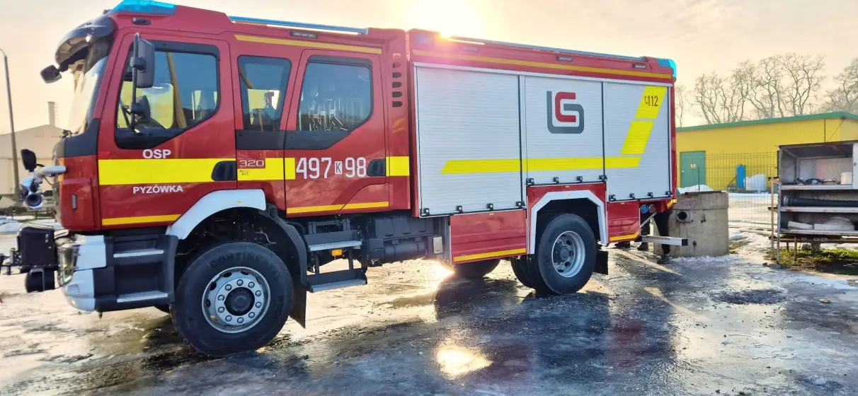 Kolejny krok w stronę bezpieczeństwa. Nowy wóz dla strażaków z Pyzówki