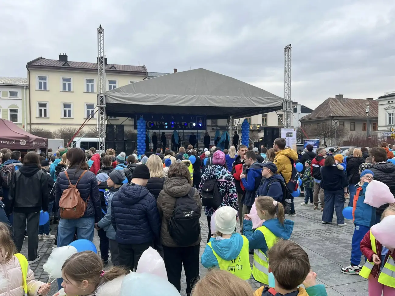 Niebieski Nowy Targ. Trwa dzień świadomości autyzmu