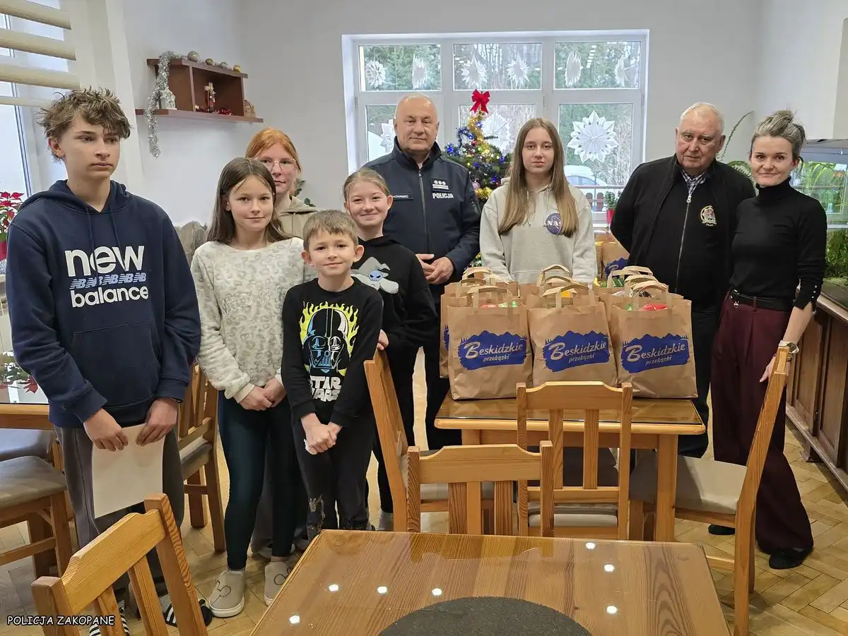 Policjanci i Stowarzyszenie IPA rozdali świąteczne paczki dzieciom z „Tatrogrodu”