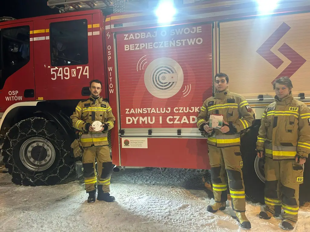 Profilaktyka zamiast tragedii. Strażacy montują czujki w gospodarstwach domowych