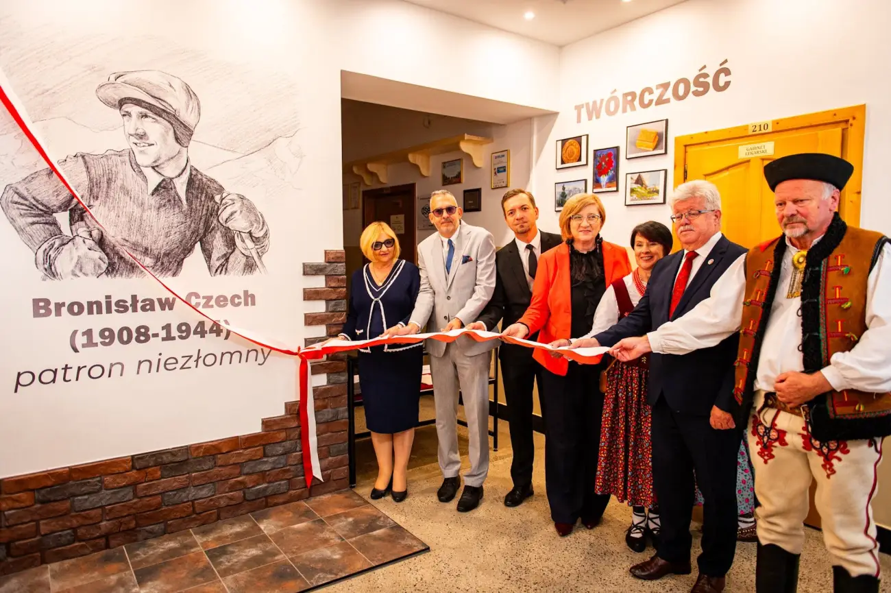 Mieszkańcy wspólnie uczcili ważną rocznicę. Szkoła w Nowem Bystrem ma już 160 lat