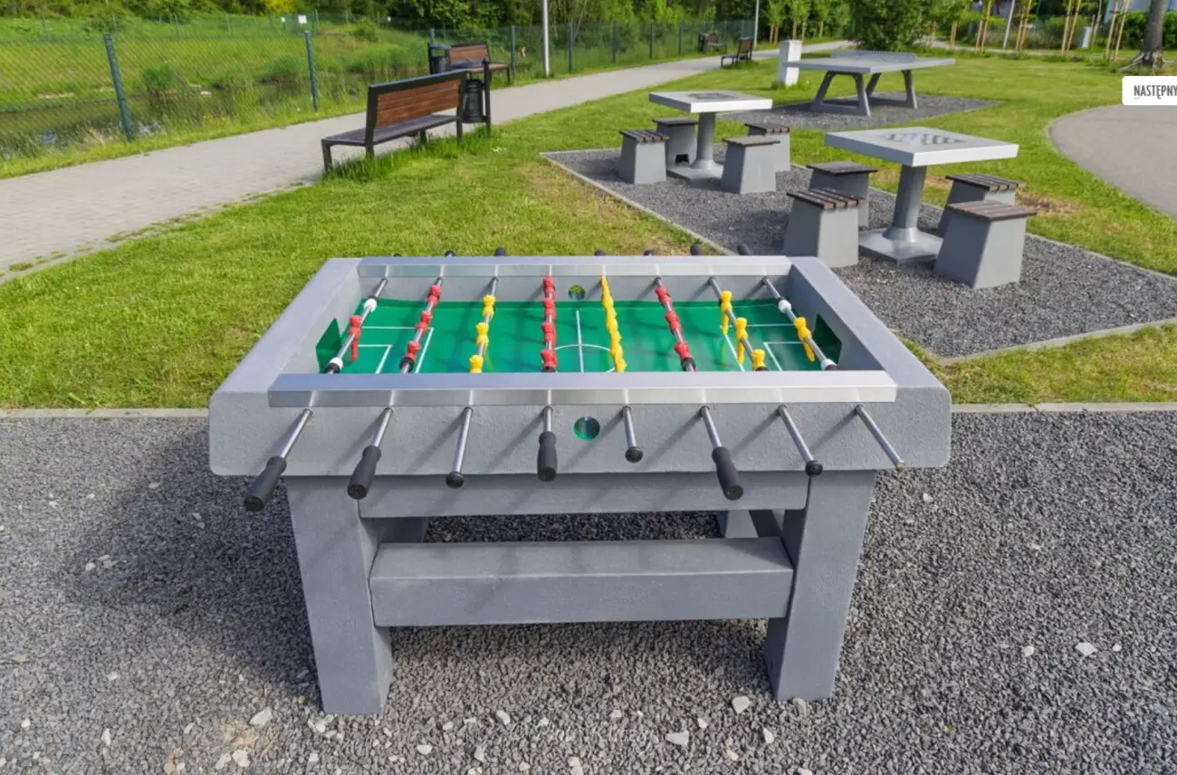Koniec z pustym placem po tężniach. Na bulwarach stanęły nowe atrakcje jest Ping-pong, szachy i piłkarzyki.