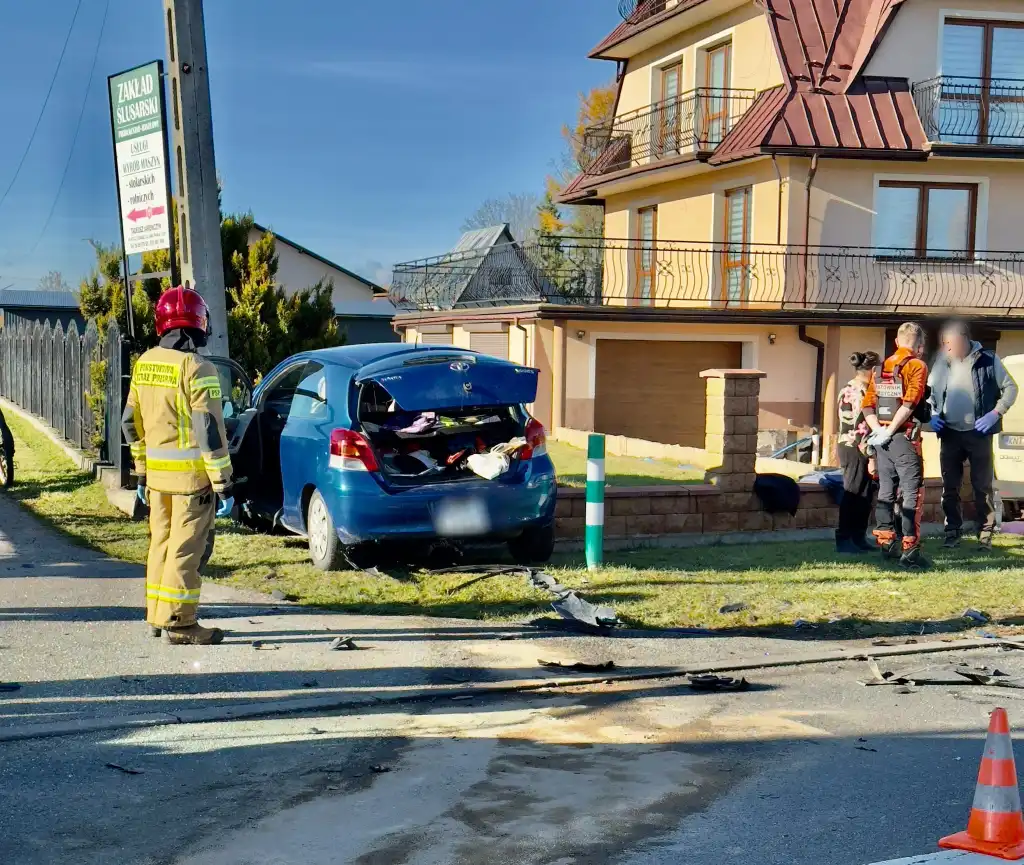 Wypadek w Czarnym Dunajcu. Trzy osoby w szpitalu po zderzeniu dwóch samochodów