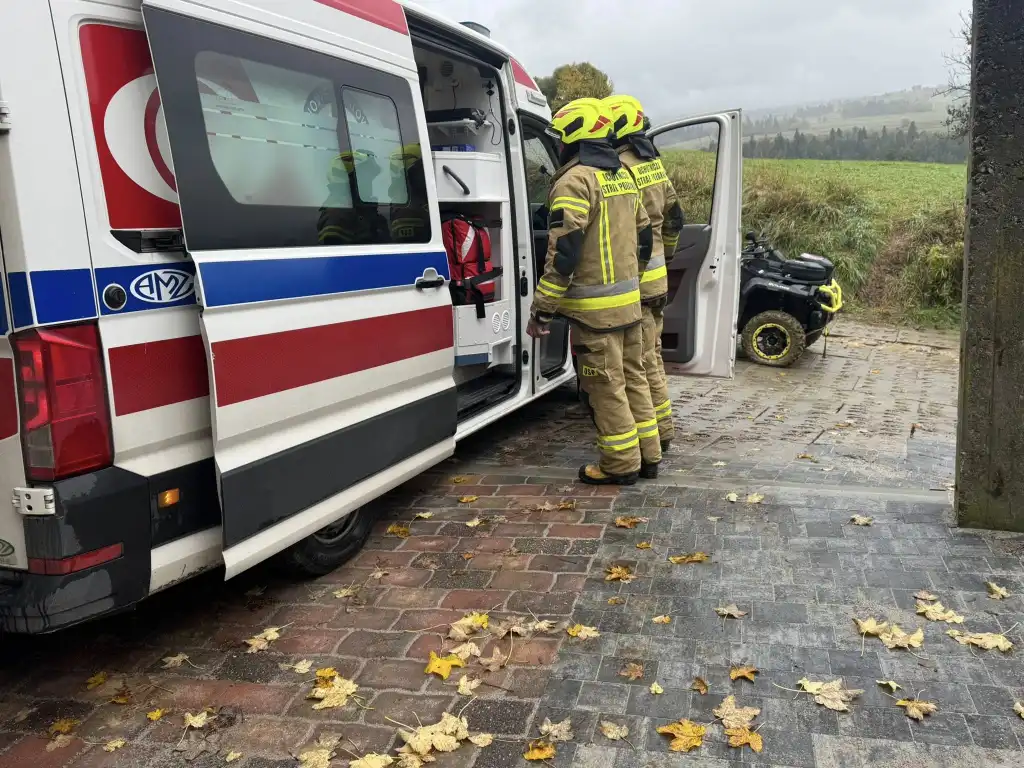 Poronin: Akcja ratunkowa na trudno dostępnym terenie. Strażacy przewieźli poszkodowanego quadem