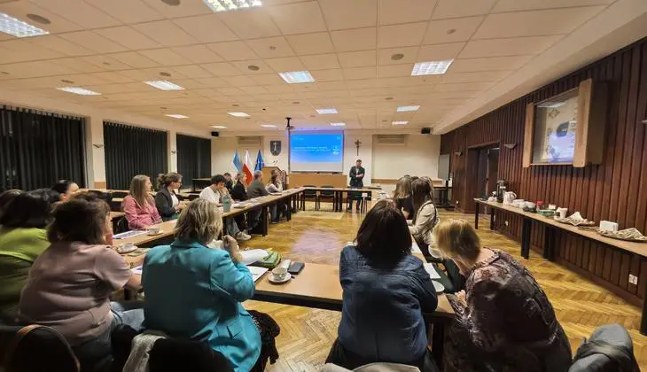 Szkoły, policja i pomoc społeczna przy jednym stole w Zakopanem. Miasto rusza z nowym Programem Wspierania Rodziny