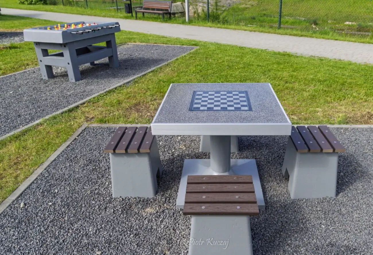 Koniec z pustym placem po tężniach. Na bulwarach stanęły nowe atrakcje jest Ping-pong, szachy i piłkarzyki.