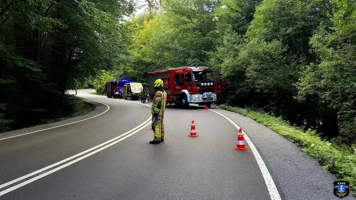 Groźna kolizja motocyklisty. 20-latek zjechał z drogi i uderzył w drzewo