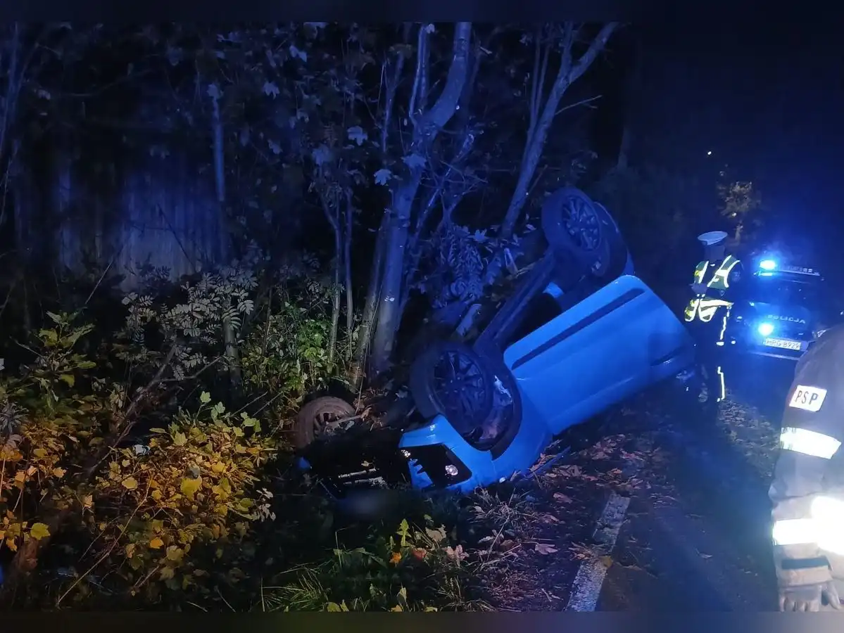 Wypadek w Dzianiszu. 17-latek stracił panowanie nad autem, 16 letnia pasażerka trafiła do szpitala. Oboje pod wypływem alkoholu