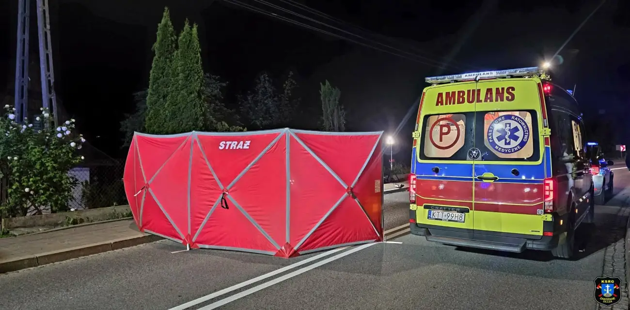 Wypadek w Zakopanem. Samochód rozbił się na ogrodzeniu, dwie osoby trafiły do szpitala