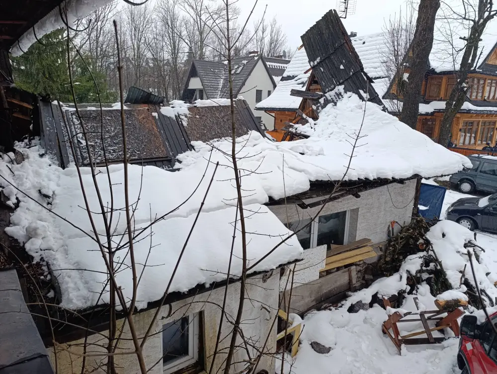 Dach runął w centrum Zakopanego. Na szczęście to był pustostan