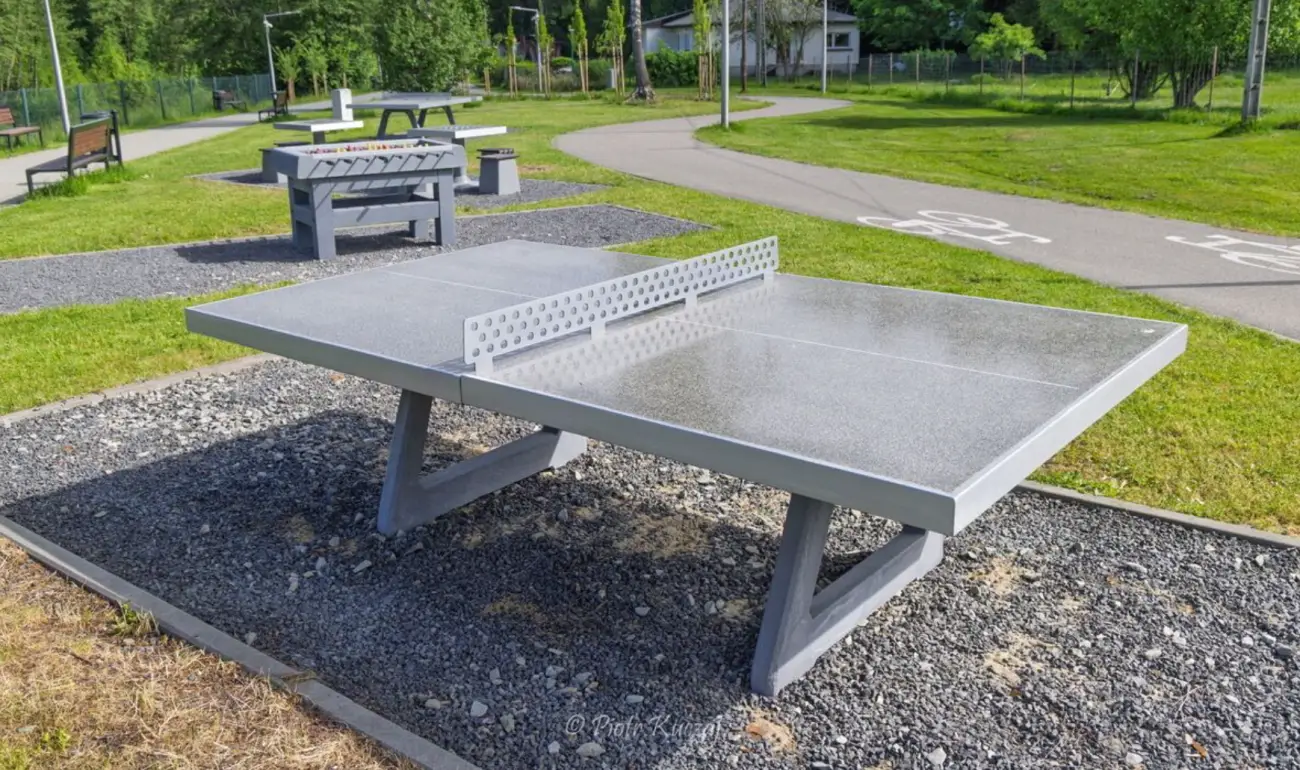 Koniec z pustym placem po tężniach. Na bulwarach stanęły nowe atrakcje jest Ping-pong, szachy i piłkarzyki.