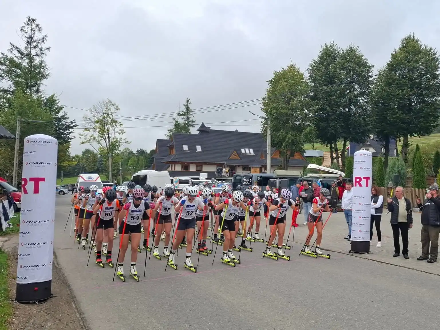 Emocje i sportowa rywalizacja w Dzianiszu. Policjanci dbali o bezpieczeństwo