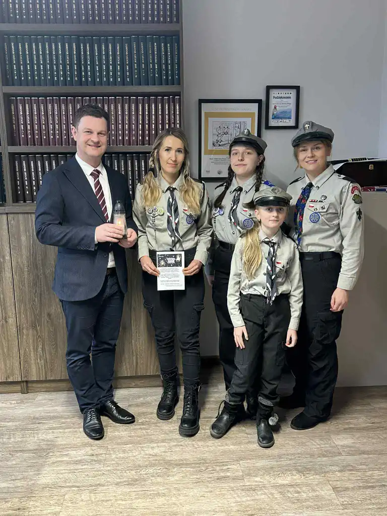 Harcerze i zuchy przynieśli Światełko Pokoju do Urzędu Gminy Czarny Dunajec