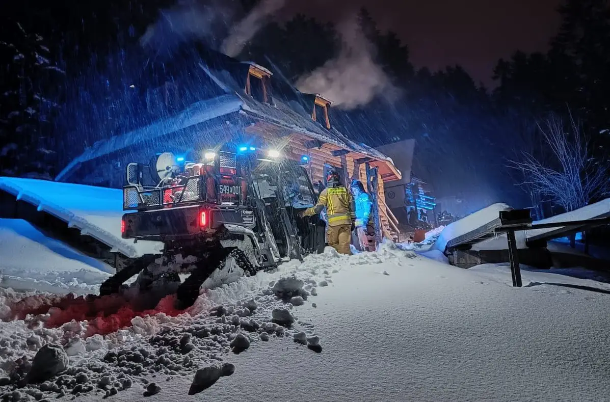 Nocny pożar w Zakopanem. Strażacy dojeżdżali quadem, płonęło poddasze